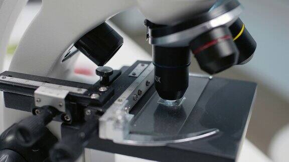 近距离的科学实验室显微镜托盘样品