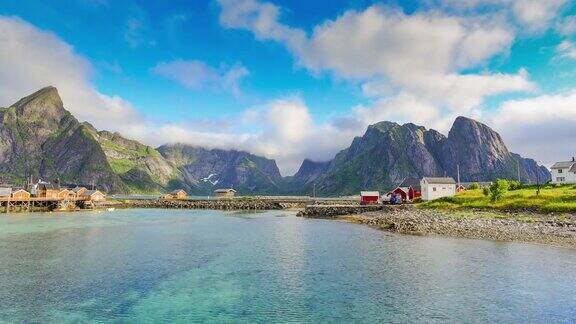 挪威罗浮敦群岛的一个渔村壮观的晚霞在陡峭的山峰上移动
