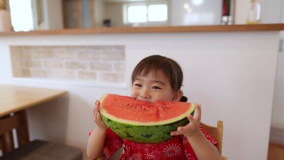 小女孩在家里吃西瓜