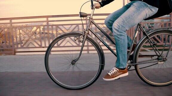 一名骑自行车过桥的年轻人