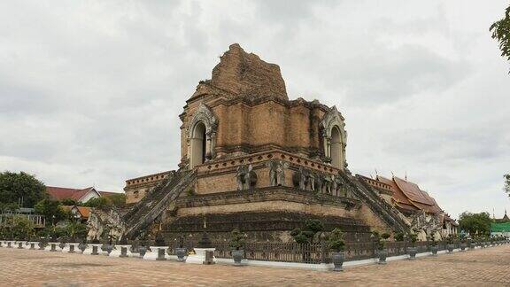 泰国清迈省佛寺寺的时光流逝塔;倾斜运动