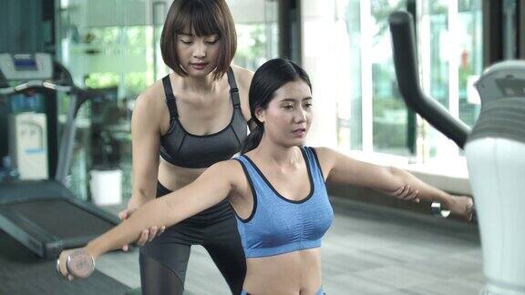 亚洲年轻女子在健身房健身教练