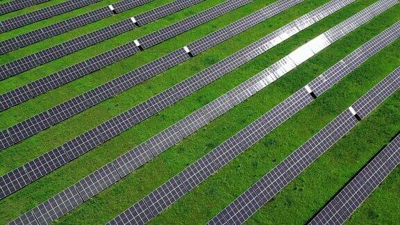 光伏太阳能电池板鸟瞰图光伏电站的太阳能电池板可再生清洁绿色能源生产4k的片段