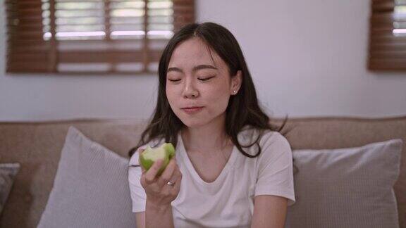 美女身材苗条健康的亚洲女人吃苹果健身和健康的食物
