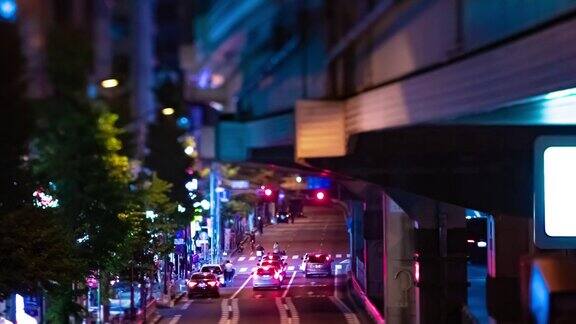 东京城市街道上的微型交通堵塞的夜间延时放大