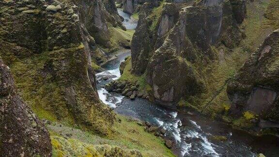 从旅游步道上看冰岛的Fjadrargljufur峡谷