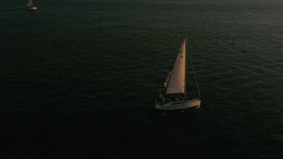 塔古斯(里约热内卢Tejo)伊比利亚半岛最长的河流一条有很多活动和动物生活的河流观光船和渡船沿着里斯本河岸
