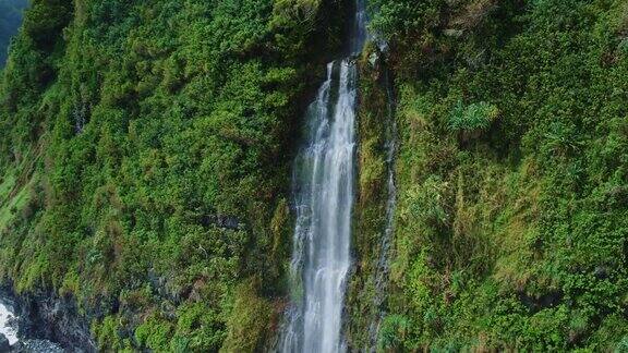夏威夷瀑布鸟瞰图