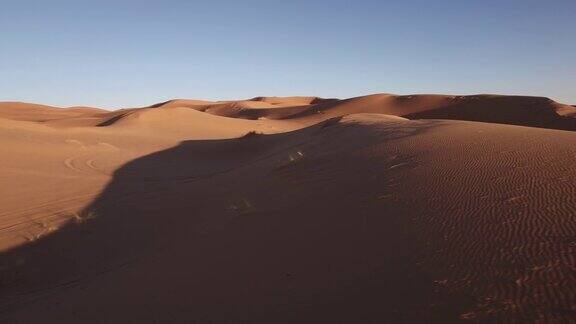 在沙漠沙丘上骑骆驼的观点