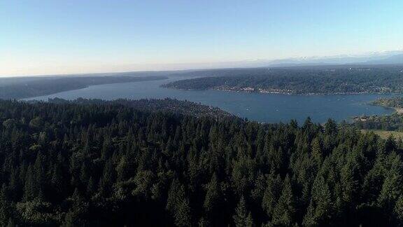 空中俯瞰华盛顿森林树木揭示萨马米什湖
