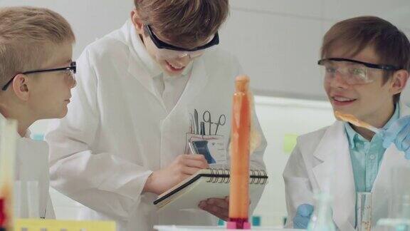 孩子们在做科学实验实验室内部搅拌泡沫搅拌液体