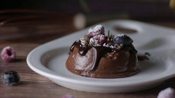 新鲜浆果巧克力奶油慕斯蛋糕美味的甜点以木桌为背景