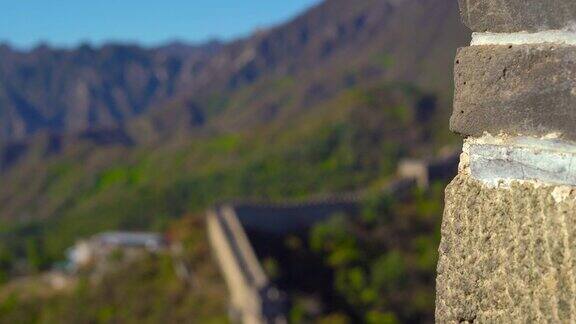 斯坦尼康镜头拍摄的中国长城在山的一侧上升在一个开始下降摄像头通过瞭望塔的通道显示了从墙上的窗户看到的景色