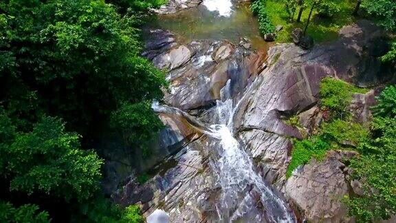无人机拍摄了泰国南部的热带森林和瀑布