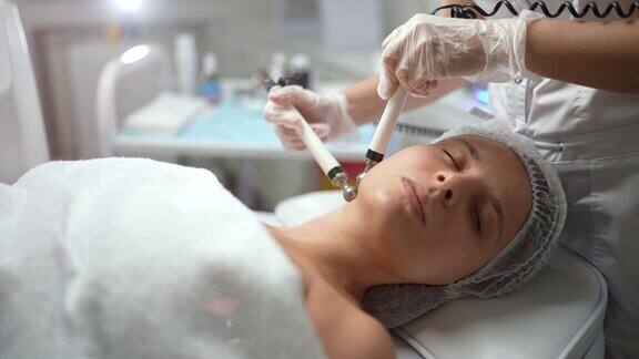 年轻女性正在接受面部微电流治疗