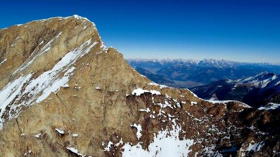白雪皑皑的高山峰会