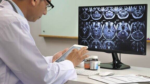 医生在电脑和平板电脑上检查核磁共振扫描慢动作
