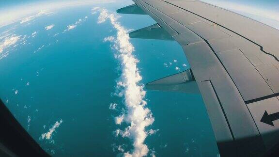 透过喷气式飞机的窗户看到的云