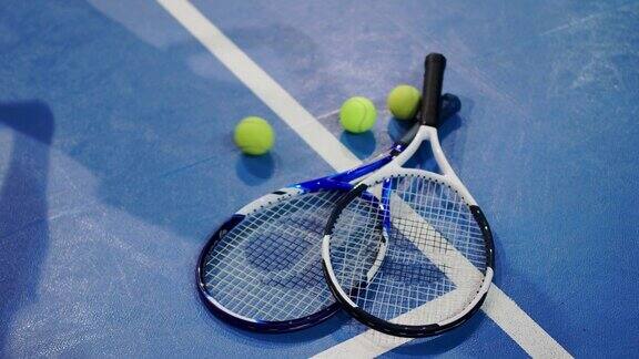 网球和球拍在一个蓝色的场地有复制的空间