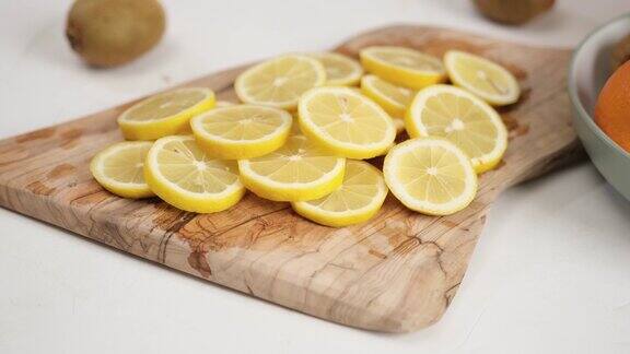 新鲜切片的有机柠檬在木制砧板上