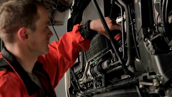 汽车修理工检查卡车引擎盖下的东西