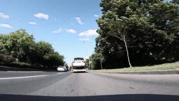 卡车拖车在公路上运送汽车