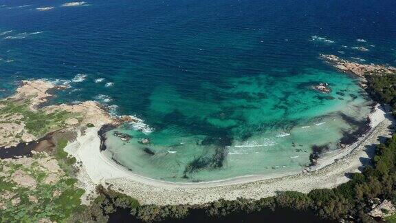 2剪辑!意大利撒丁岛阿西纳拉岛壮观的海滩鸟瞰图