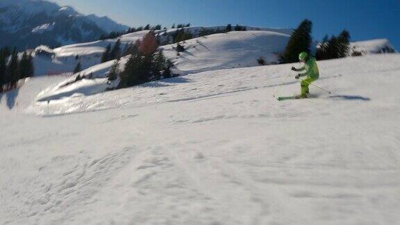 第一个人的看法滑雪者下降雪山在一个晴朗的日子