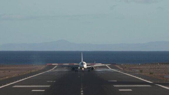 加那利群岛兰萨罗特机场跑道上的飞机