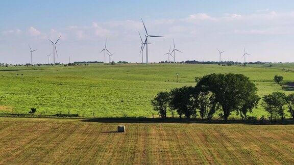 一个风力涡轮机农场的鸟瞰图格兰迪县美国