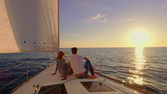 SLOMO夫妇在船上欣赏日落