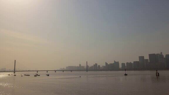 阳光明媚的一天杭州城市滨江交通大桥时光流逝全景4k中国