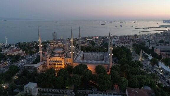 鸟瞰图圣索菲亚大教堂和苏丹艾哈迈德蓝色清真寺在伊斯坦布尔日出