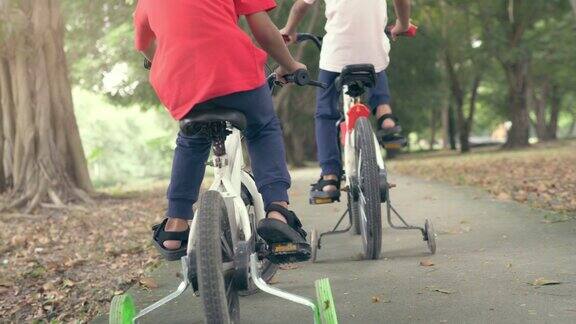 男孩在公园里骑自行车