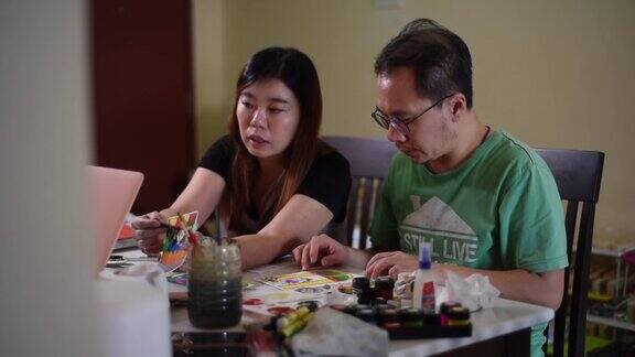 两位亚洲华人教师在家教授在线艺术课程
