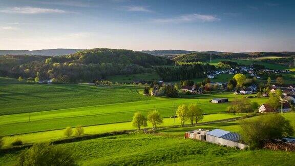 航拍的乡村景观与田野和村庄在德国