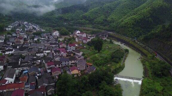 中国南方一个被树木遮蔽的村庄
