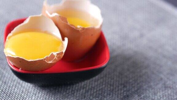 桌子上的小碗打碎鸡蛋的特写
