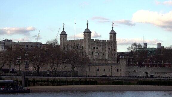 伦敦塔的正式名称是女王陛下的皇宫和堡垒是一座历史悠久的城堡位于伦敦市中心泰晤士河北岸