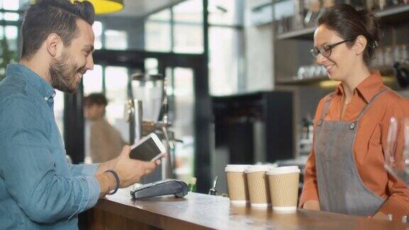 帅哥在咖啡店用手机买外卖咖啡