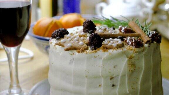 特写美味的白色奶油蛋糕与肉桂和浆果4k