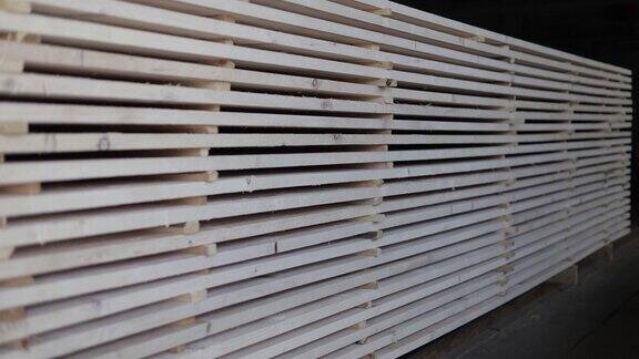 整齐有序的现代化仓库有成堆的抛光切割的木板宽敞的锯木厂加工的天然材料用于建筑施工工业和制造业
