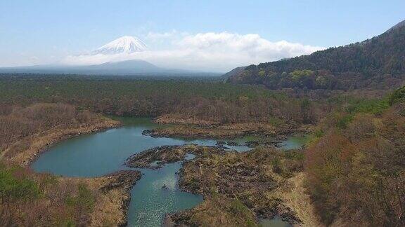 富士山从正二湖与蓝天日本富士航拍视频