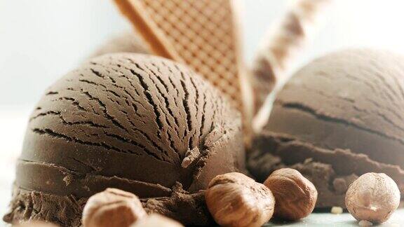 特写巧克力冰淇淋旁边有榛子上面有装饰