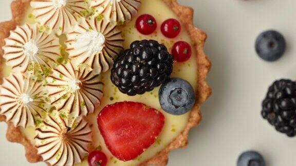 水果甜点蛋糕配白奶油和蛋白酥浆果覆盆子黑莓