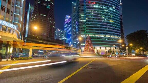 在新加坡摩天楼五颜六色的夜晚交通时间流逝视频