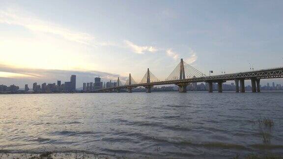 中国城市、河流和桥梁的夜景