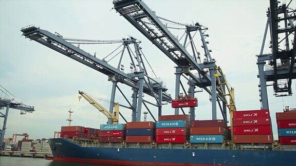 工业港口港口有集装箱船