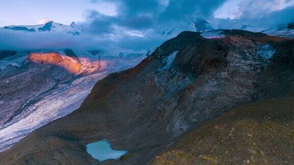 鸟瞰日落在冰川Hyperlapse云景观冰川在瑞士阿尔卑斯山