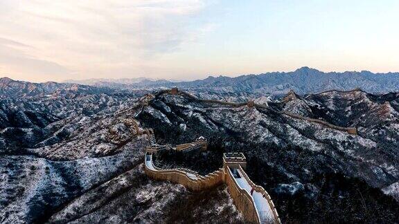 中国的长城被雪覆盖着